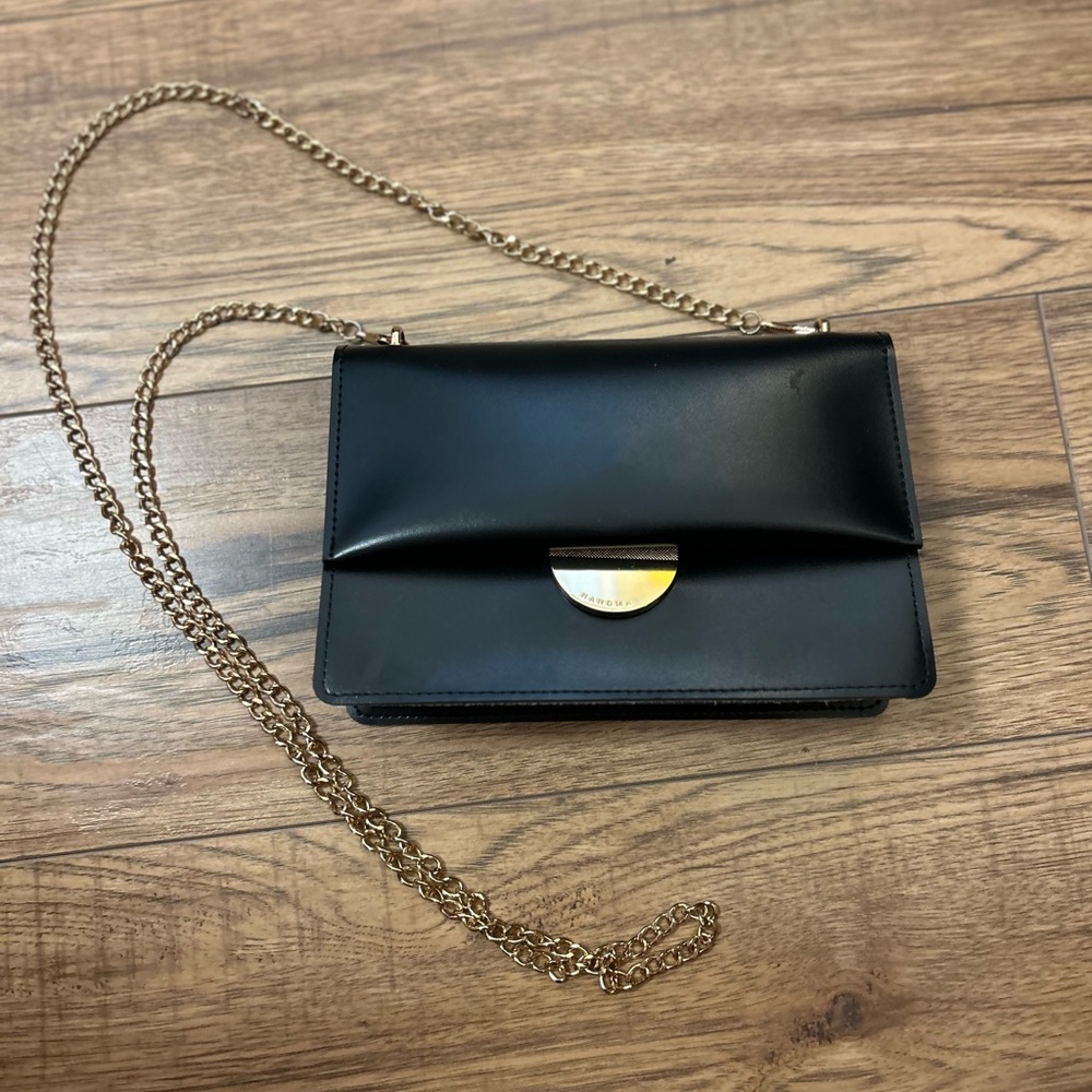 Elegant Black Leather and Gold Chain Shoulder Bag - Picture 2 of 6
